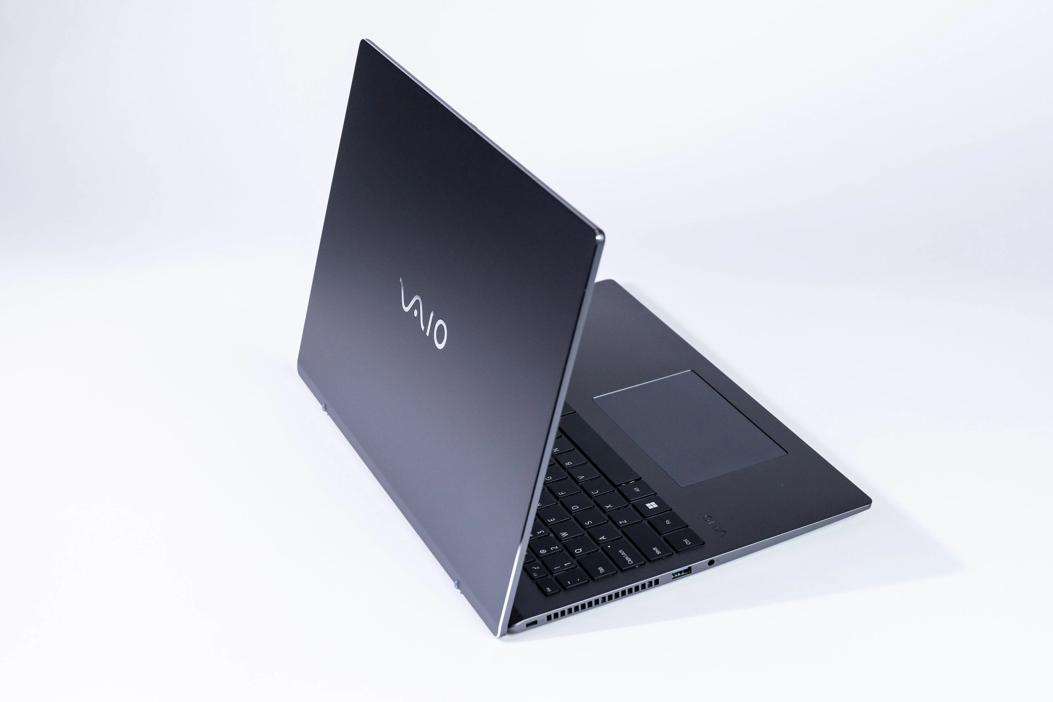 FS 16" Touch | Windows 11 Home | Intel® Core™ Ultra 7 | Aluminum - Image 2